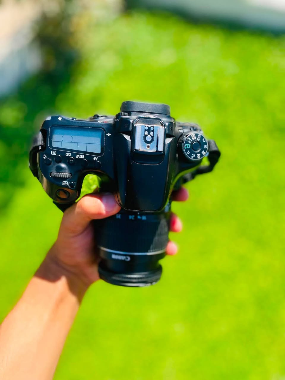 📸لبيع  | Canon EOS 70D بحالة ممتازة جداً 📸
لكل عشاق التصوير، صناع المحتوى، والناشطين في التوثيق الميداني.. فرصة ممتازة لامتلاك كاميرا احترافية غنية عن التعريف وبنظافة تامة!
✨ المواصفات والملحقات:
 الجسم (Body): كاميرا Canon 70D (استعمال شخصي راقٍ ونظيف جداً).
 العدسة: عدسة الكيت الأساسية 18-55mm (تغطية ممتازة للقطات الواسعة والبورتريه).
 الشاشة: شاشة متحركة تعمل باللمس (Flip Screen) - مثالية للزوايا الصعبة وصناع المحتوى.
 الأداء: نظام فوكس سريع جداً ودقيق (Dual Pixel AF) يضمن لك صوراً حادة وفيديو ثابتاً.
 الملحقات الأساسية: (البطارية الأصلية، الشاحن، ورام وحزام  الرقبة).


**إذا كنت صاحب هذا الإعلان وتريد حذفه لأي سبب، رجاءا أرسل رسالة إلى الدعم الفني**