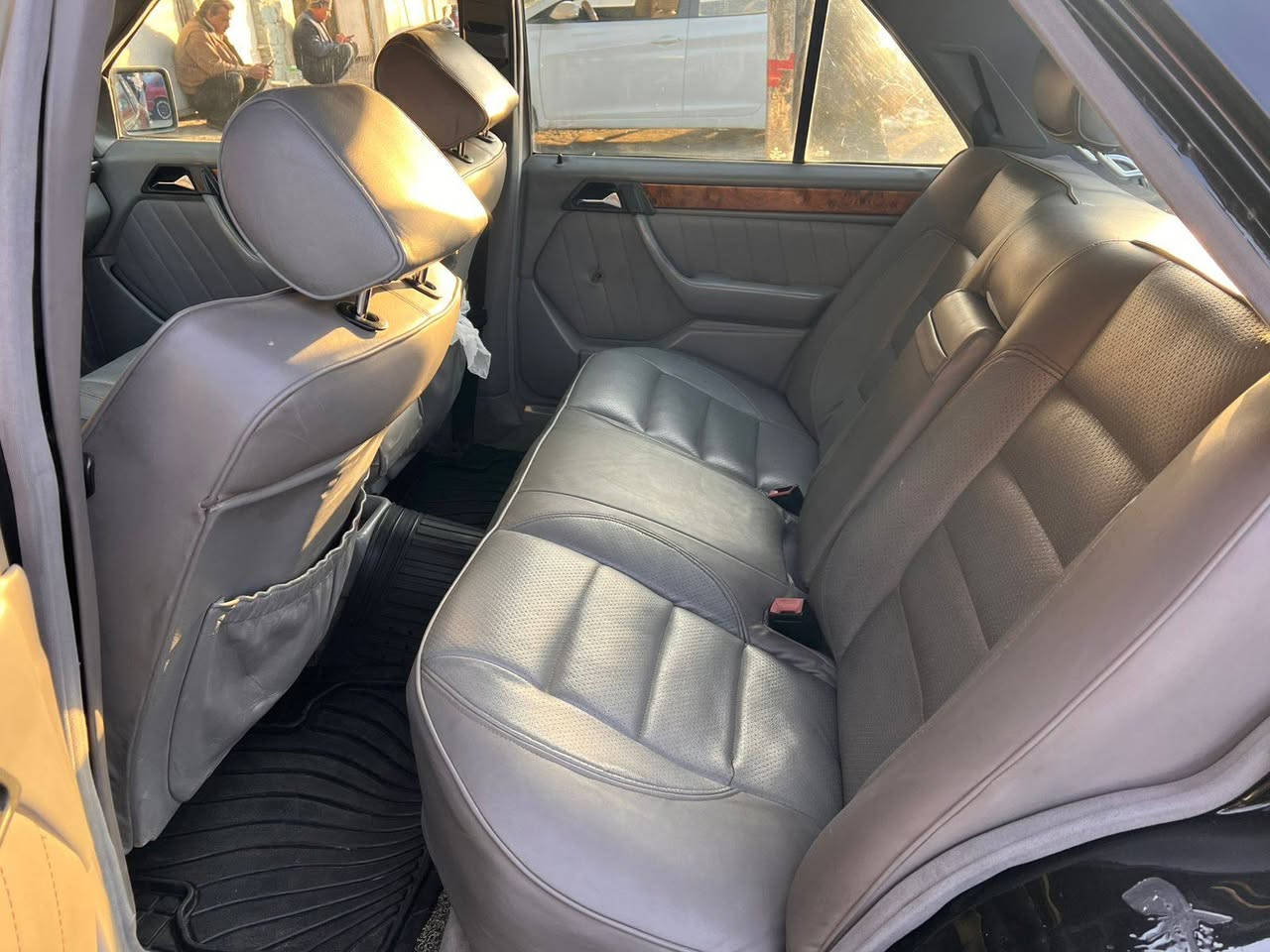 مارسدس للبيع
موديل 1990
السياره فول مواصفات 
تدفىه تبريد شرط 
المكينه الكير  مال ملكه ٣٠٠٠ شرط 
السيره بخ  جماليه بدون ضرر 
***********
خاص مااجوب
