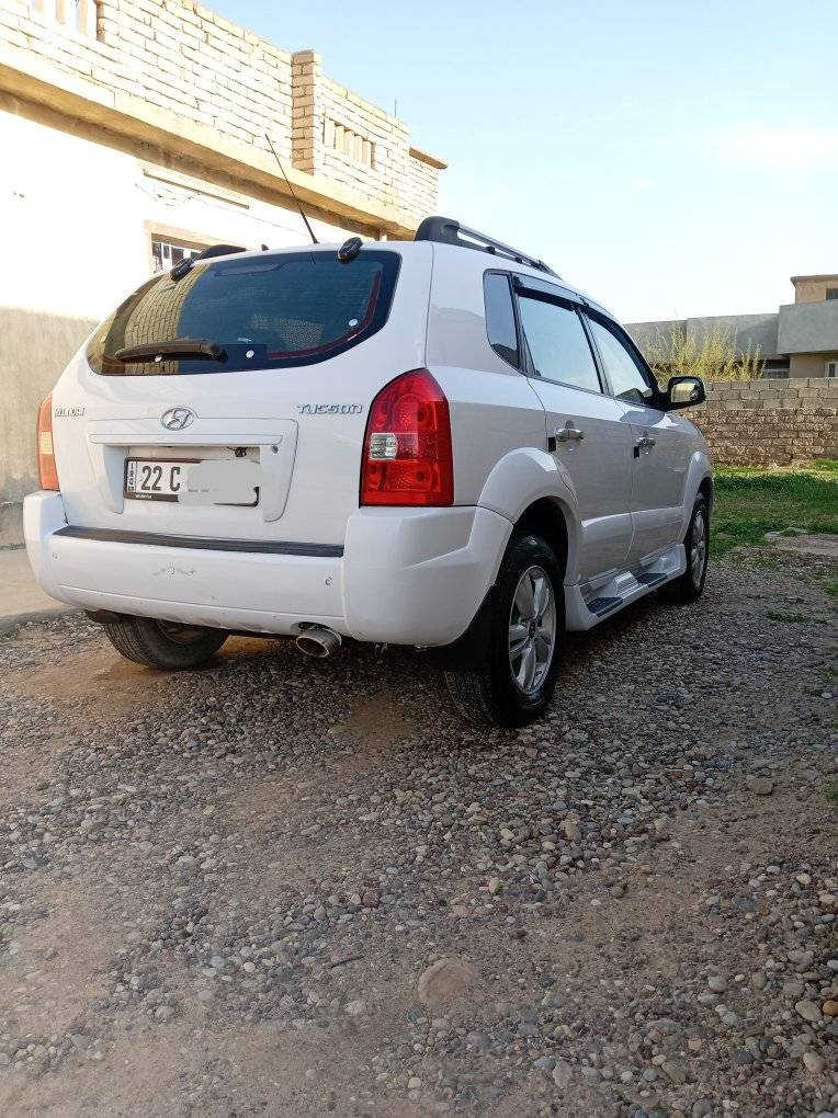 مكلف بالنشر للبيع توكسن 2009 رقم اربيل دولي سنويه لل29 هزه لشهر 8  2026 شرط التحويل تبريد ثلج محرك مامفتوح گير طخم امامي وخلفي اطارات سياره جاهزه الضرر موضح بالصور بيها اشويه حالوب بالسقف والبوندالسعر116 وبيها مجال بسيط ومراوس حسب القناعه هم يرهم العنوان القيارة قرية الزاوية الاتصال على صاحبها على الرقم ***********
