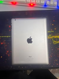 ايباد ٤ بحاله جيده للبيع  ذاكره ٣٢ ٠٧٧٣٧٠٦٣٢٣٦