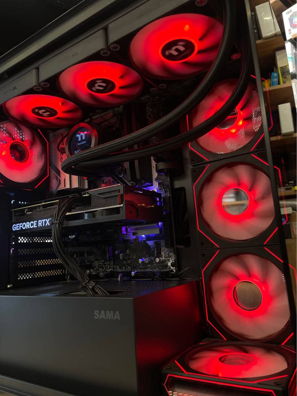 🖥️ CASE GAMING I7-14700KF + RTX 4070 – Ready To Play

💰 نرخ:2,170,000 we

✅ Specification:

* CPU: Intel Core i7-14700KF (20 Cores / 28 Threads)
* GPU: GALAX GeForce RTX 4070 12GB 2X
* Motherboard: ASROCK Z790 PRO RS
* RAM: 32GB Corsair DDR5 (2×16GB) 5200MHz
* SSD: 1TB Lexar NQ780 NVMe Gen4×4
* Cooler: Thermaltake TH360 Ultra V2 ARGB
* PSU: 850W 80+ Gold Black Hole
* Case: SAMA Gaming Case

🔥 گونجاوە بۆ:
• Gaming بە Ultra Settings
• Streaming
• Video Editing
• Graphic Design
• 3D Rendering

✅ کەیسەکە زۆر خاوێنە و ئامادەی کارکردنە.
📩 بۆ زانیاری زیاتر یان تاقیکردنەوە پەیوەندی بکەن.

🖥️ كمبيوتر ألعاب احترافي I7-14700KF + RTX 4070

💰 السعر: 2,170,000

✅ المواصفات:

* المعالج: Intel Core i7-14700KF (20 نواة / 28 خيط معالجة)
* كرت الشاشة: GALAX GeForce RTX 4070 12GB 2X
* اللوحة الأم: ASROCK Z790 PRO RS
* الذاكرة: 32GB Corsair DDR5 (2×16GB) 5200MHz
* التخزين: 1TB Lexar NQ780 NVMe Gen4×4 SSD
* المبرد: Thermaltake TH360 Ultra V2 ARGB
* مزود الطاقة: 850W 80+ Gold Black Hole
* الكيس: SAMA Gaming Case

🔥 مناسب لـ:

* جميع الألعاب على إعدادات Ultra
* البث المباشر (Streaming)
* المونتاج والتصميم
* برامج الهندسة والرندر

✅ الجهاز نظيف وجاهز للاستخدام مباشرة.
📩 للاستفسار أو التواصل، راسلني. أربيل, العراق


**إذا كنت صاحب هذا الإعلان وتريد حذفه لأي سبب، رجاءا أرسل رسالة إلى الدعم الفني**