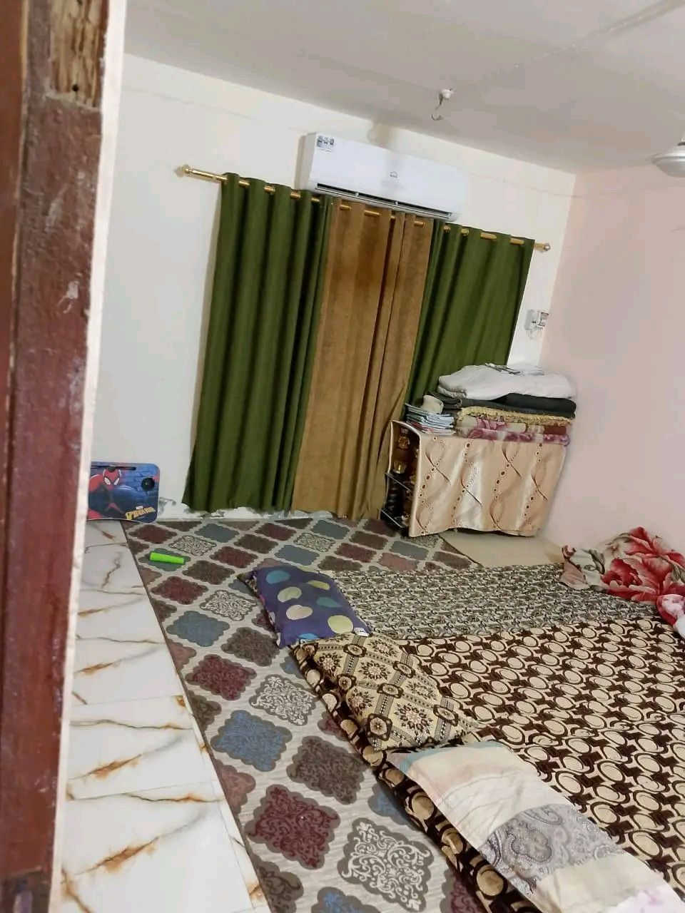 دار للبيع المساحه 100 متر مربع
يحتوي على غرفه وصاله وستقبال ومطبخ وصحياة وحمام العنوان حي العسكري الثالث شارع 30 مرجعة مكتب الكعبي للعقار *********** وتساب اتصال
