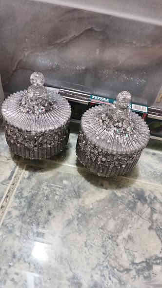 بە ناوی خوای گەورە.. سڵاو بەرێزان ئەم ئەشیانە هەمووی بۆ فرۆشتنە و دەستکاری خۆمە و ئامادەیین بۆ چاککردنی هەموو جۆرە ساعەتێکی دیواری شیرینی خۆری چوکەلیات 
و تەپلەکی جگەرە و سینی و ژیر لیوانی و مەدالیای فسفۆری بە هەر رەنگ و شێوازی دلخواز کە دەتوانین رەسمی خۆت و خۆشەویستانت لە ناو ئەم ئەشیایانەی چاک دەکەم دابنێم دژە شکان و تێکچونن کە بە هیچ مادە و فاس و تێزابیش تێک ناچێت.... رانیە *********** بە ڕێزەوە لە خزمەتدام
