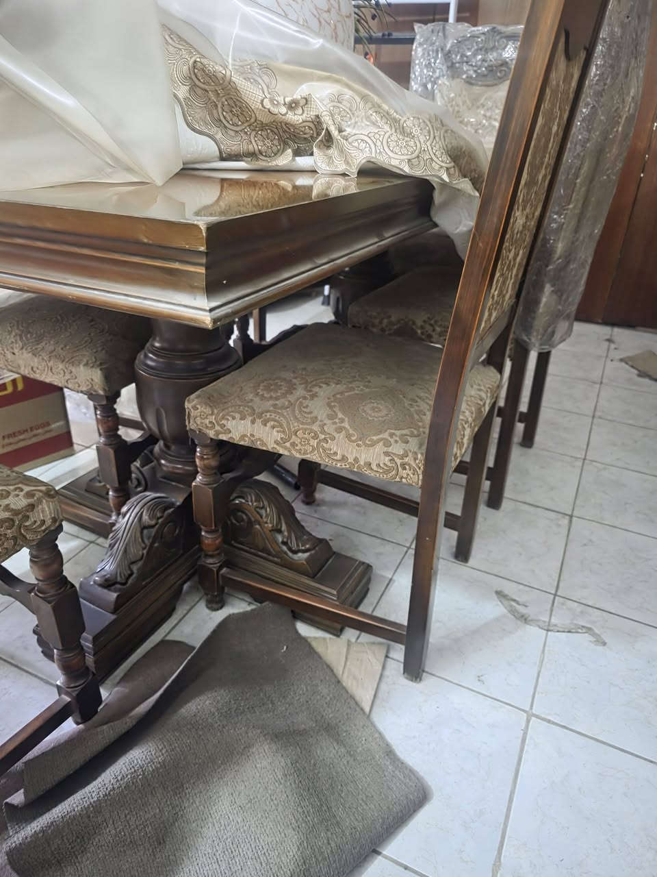 غرفة طعام بوفية وميز ٦ كراسي ايطالية للبيع للاستفسار ***********
