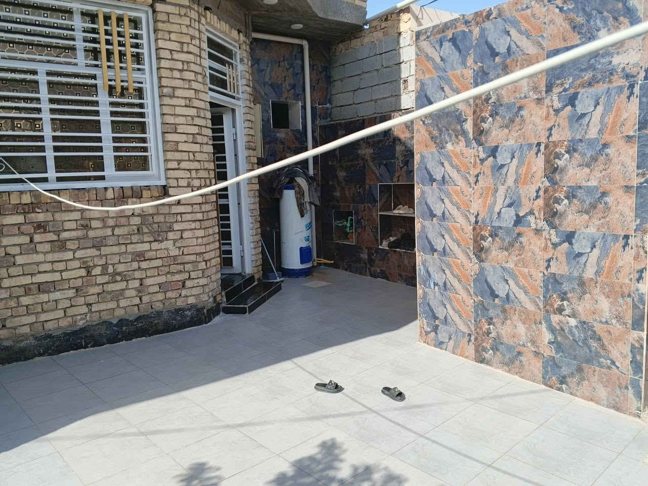 سلام عليكم بيت لبيع في حي الامين ملعب الشهيد جمال الأول المسافه 200  متر يبعد عن  150 متر طابقين كافة الخدمات من تبليط من ماي من مجاري من الانترنيت ضوئي السعر خاص الاستفسار عل رقم ما متواجد ***********
