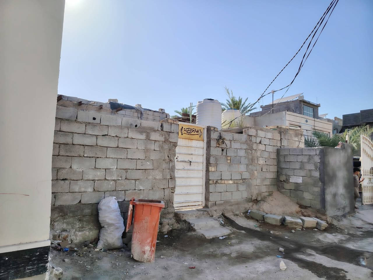 دارين للبيع
حي العمال 
قرب المنحل 
البيت الاول يحتوي على غرفتان وصاله  وصحيات  
والبيت الثاني يحتوي على غرفتان وصاله ومطبخ واستقبال وصحيات خارجي
 المساحة الكليه 250م 
سند مشترك  
الاستفسار ***********
