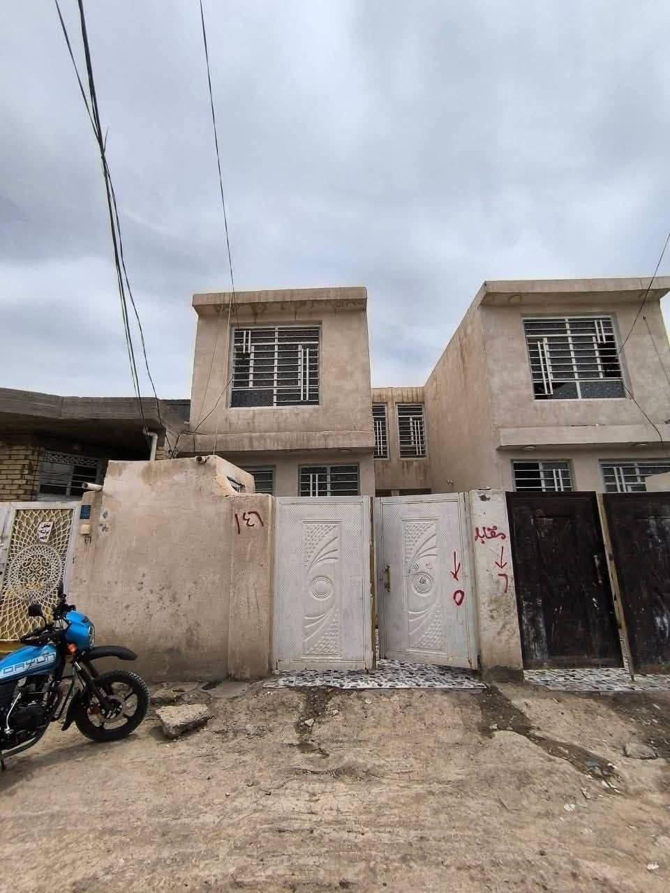 سلام عليكم بيت 100متر طابقين بنا جديد طابوك بيت مرتب يحتوي على غرفتين وصاله ومطبخ استقبال صحيات كافة الخدمات موجوده مدرسه قريبه كهرباء ماي مولده ذهبي شارع حله كربلاء قريب بيت سند 25 بابل ابو خستاوي جهة شارع الغسل يم معمل غاز الفيحاء السعر 60 وبي مجال قليل لشراي الاستفسار مراسلة الصفحه والاتصال ***********
