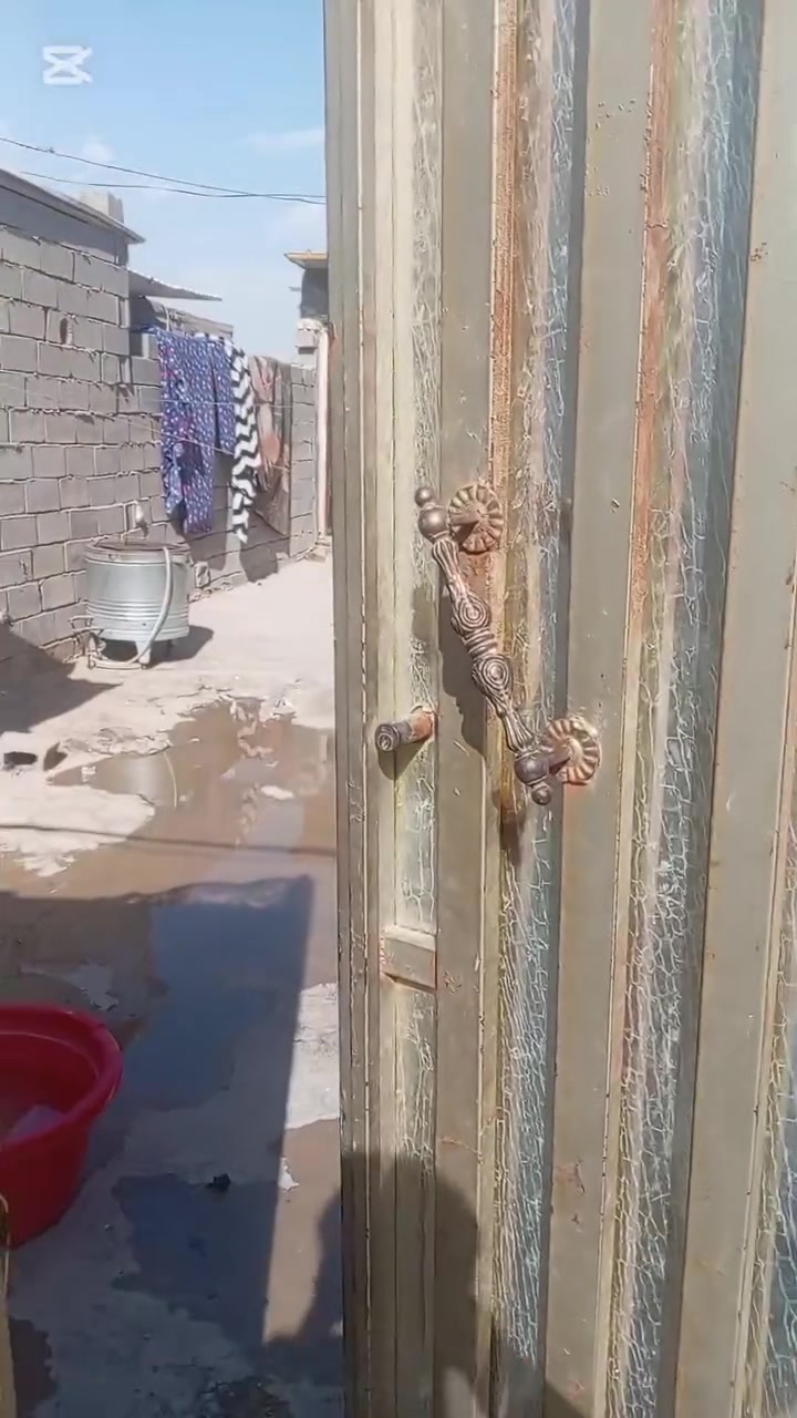 السلام عليكم بيت للبيع موقع حي البتول الزراعي 125 متر يحتوي على حوش واسع،  استقبال،  صالة ومطبخ وحمام وتواليت وغرفة الكاع كاشي كامل الحوش صب السكف عكادة متوفر واتساب *********** السعر خاص على الواتساب حي البتول شارع الثلاجات قرب حسينية حجي راضي.
