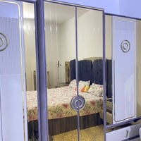 غرفة نوم خشب ايطالي ثقيل جداً متكونه من 8 قطع  سرير مخزن تحتوي على ضرر...