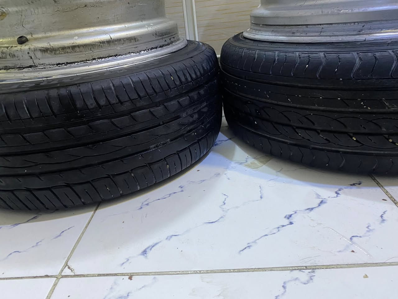 السلام عليكم
تخم ام حجم 18 تو سايز
زوج يحتاج تصليح لحيم الخلفي 

مع زوج تاير نظيف. انتاج 24 زوج فقط 
 
السعر 
 250 ألف 
مكاني بغداد الدوره 
***********
