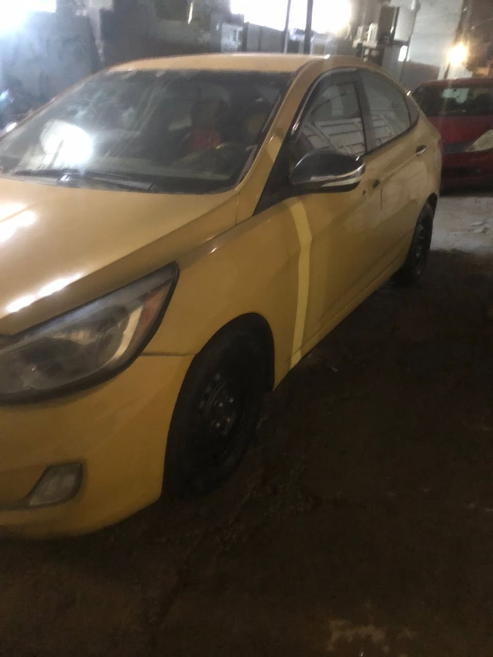 سلام عليكم اكسنت للبيع مديل 2012 وارد امريكي محرك GDA رقم بغداد انكليزي مصفر هيئة وغرامات السياره كير ومكينه جاهزه وصدر نضيف تخم تاير وطخه بربع الجاملغ الامامي حادثها ب امريكه بدون دواخل والسياره ب اسمي سعرها 75 
الرقم الهاتف ***********
