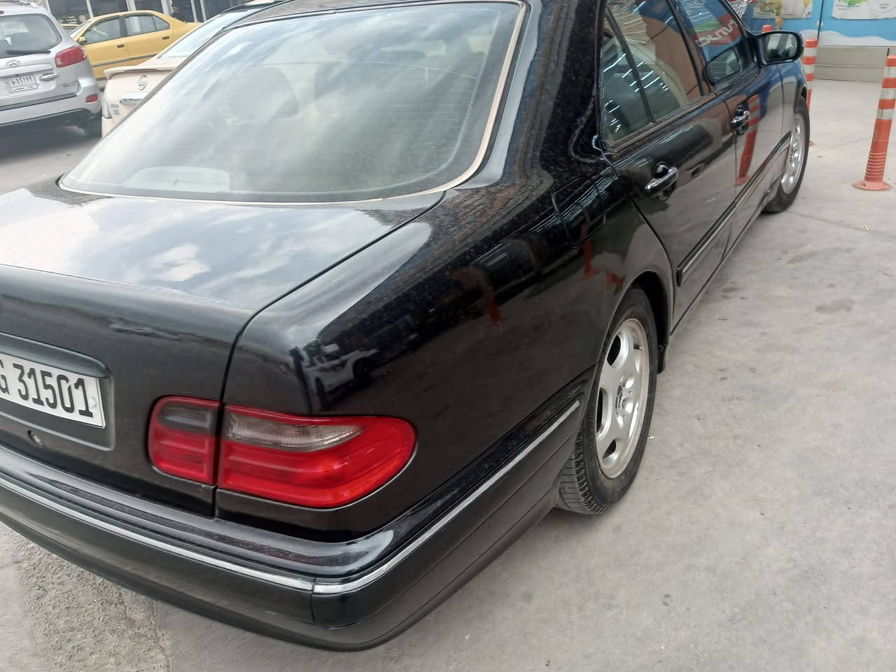 سلام عليكم ورحمه الله وبركاته  مارسيدس ام عيون موديل 2000رقم سليمانيه للبيع او مراوس مارسيدس E350  بأسم اخويه 
سياره مصبوغه صبغ درجه اولى قبل 20يوم طلعت من الفرن مناقصها شي مكفوله من الحادث والخياس حشاكم ولا كلوب بيها ميشتغل صيانه كامله من حداديه وكهربائيات 
صدر امامي خلفي كله مبدل باستثناء الباب الخلفيه وره السائق قبل اسبوع نطخت عندي
ورجعتها بارد للامانه سياره ترايها ماشاء الله 
السعر المطلوب 140 وبي مجال للاتصال بالرقم *********** فيس ممتواجد اعتذر جدا 
اليجي الف هلا بي سياره موجوده بغداد الدوره شارع ابو الطياره
