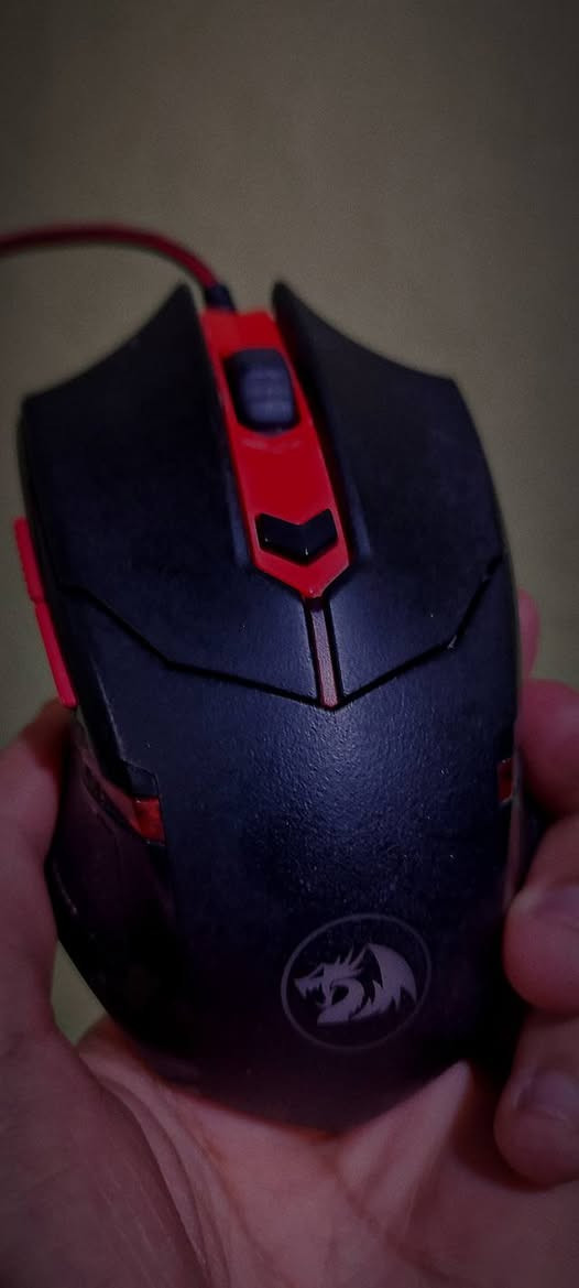 Redragon 3200DPI + vistsing RBG mouse bad 🔥💯
- Redragon 3200 DPI 🔥💯
يمكن التحكم بال DPI على ٤ مستويات من خلال الزر الذي في الوسط (800,1600,2400,3200) .
يحتوي على زرين جانبيين للتخصيص .

- (30x80cm) Vistsing RGB Mouse Pad 🔥💯
ماوس باد RGB يحتوي على اكثر من 12 نمط مختلف من الإضاءة 

- القطعتين مفحوصات و نظيفات 100%


**إذا كنت صاحب هذا الإعلان وتريد حذفه لأي سبب، رجاءا أرسل رسالة إلى الدعم الفني**