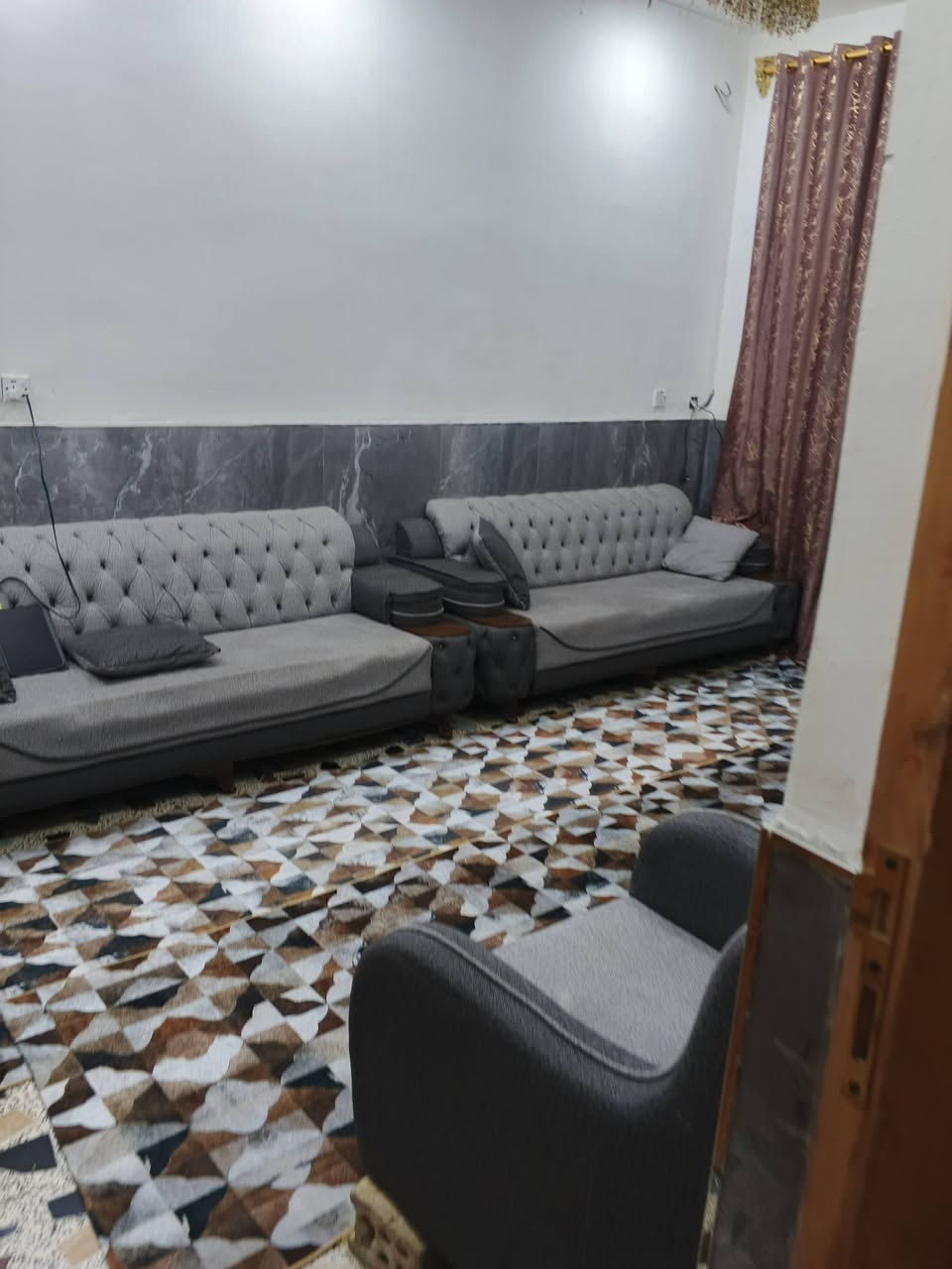 السلام عليكم دار للبيع المساحة 100اقرار25خلف مول الأمراء شارع الملح البيت جاهز من كلشي ماء كهرباء جاهز اتصل ***********
