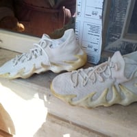 ملابس • قطعة • أكثر من ٣