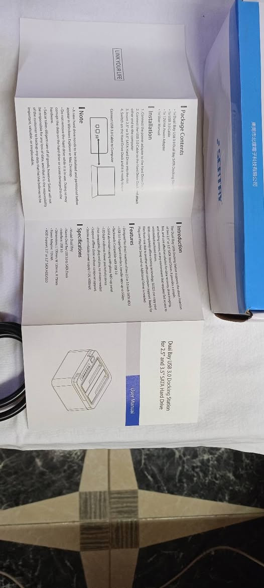 قارئ هاردات قاعدة شحن للقرص الصلب، قاعدة شحن USB 3.0 ساتا HDD لـ 2.5 و3.5 انش ساتا HDD/SSD، فتحة مزدوجة، تدعم استنساخ بدون اتصال وUASP، موضح بالصور السعر 60 الف  وبيها مجال للطلب او الاستفسار التواصل عبر مكان حي عامل بغداد ***********  واتساب
***********

هذا المنتج هو محطة إرساء محركات الأقراص الصلبة (Hard Drive Docking Station) من ماركة SEATAY، وتستخدم لتوصيل محركات الأقراص SATA من نوع 2.5 أو 3.5 بوصة (HDD/SSD) بجهاز الكمبيوتر.
إليك أبرز مواصفات وميزات هذا الجهاز: 
• نسخ البيانات بدون كمبيوتر (Offline Clone): تتيح لك هذه الميزة نسخ البيانات مباشرة من قرص صلب إلى آخر دون الحاجة لتوصيل المحطة بجهاز كمبيوتر.
• التوافق: تدعم محركات الأقراص الثابتة مقاس 2.5 و 3.5 بوصة SATA I/II/III.
• سرعة نقل البيانات: مجهزة بواجهة USB 3.0 لنقل البيانات بسرعة تصل إلى 5 جيجابت في الثانية.
• التشغيل: تتميز بتصميم سهل الاستخدام لا يحتاج لأدوات للتثبيت (Plug & Play)، وتدعم التبديل السريع (Hot-Swap).
• مؤشرات LED: تحتوي على مؤشرات ضوئية توضح حالة العمل ونسبة تقدم عملية النسخ (25%، 50%، 75%، 100%).
⚠️ تنبيه: يرجى الحرص عند التعامل مع الأجهزة الكهربائية وتأكد من فصلها قبل تركيب أو إزالة محركات الأقراص لتجنب أي تلف للبيانات
