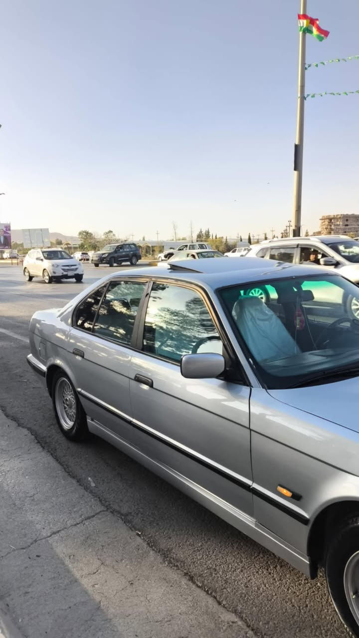 به ناوي خوا BMWحجم٥٢٠مه كينه٥٢٥گئر تؤماتيك سلايت جامكاره با ده بل ئيرياگ مؤديل١٩٩٥ عيزام بؤياخ له سه ر ساخي  ماشاالله شتي پاكه مالي دؤسته ئارم پلاسك هه وليره ته قه و ره قه وگيرو مه كينه به شه ت چوار تايه و ويلي لؤكي لهژيرايه  سعريشي ٦٨گه لاو مهعامه له يه كي كه م  ***********
