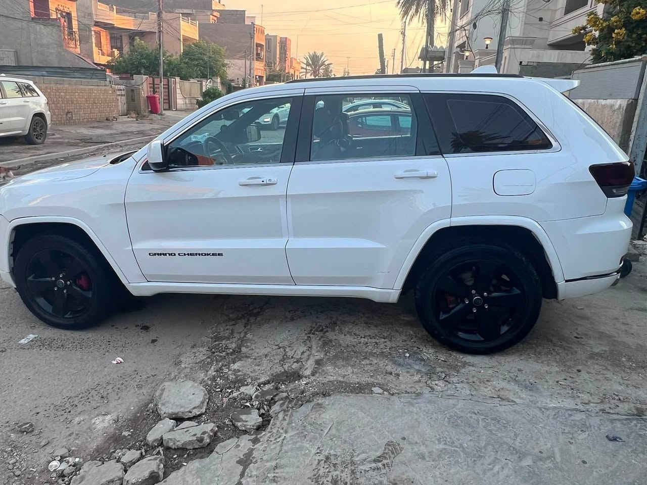 Jeep كراند شيروكي 
السعر 190 وبيها مجال 
فئة لمتد 
موديل 2015 لون ابيض بغداد بأسمي 
فتحة سقف 
جنطة كهرباء 
تو ويل 
مكينة 3600
بصمة تشغيل + بصمة ابواب
تشغيل عن بعد 
كشن كهرباء 
كشنات تدفئة 
نظام eco
تبريد قطعتين 
كامره خلفيه دواره
شاشة جبيرة وتحكم لمس
شفتات ستيرن + تحكمات ستيرن
كهربائيات شغالة كلهن +شاشة اعطال
كير ومكينة كفاله عامه على وضع الشركة
صدر جديد قبل يومين مبدل كامل 
كير طياره 
تبريد + تدفئة بحاله ممتازة 
سياره نضيفه جداً وحلوة ومامتعوبه وداخلها نضيف 
حادثها قطعتين تبديل بنيد اصلي وجاملغ مصبوغ وربع الباب 
هذا رقم التلفون ***********
