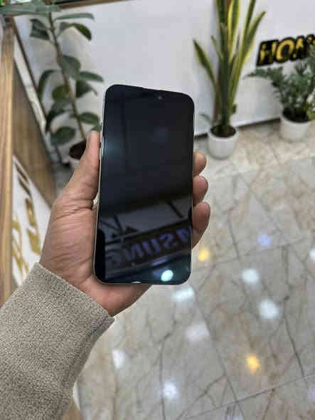 السلام عليكم 
15 برو ماكس 
ذاكرة 256
بطارية 89
دبل خط ZA
مبدل شاشة نوعية وسط
الباقي مكفول
سعر 775 بي مجال قليل
تواصل ***********
