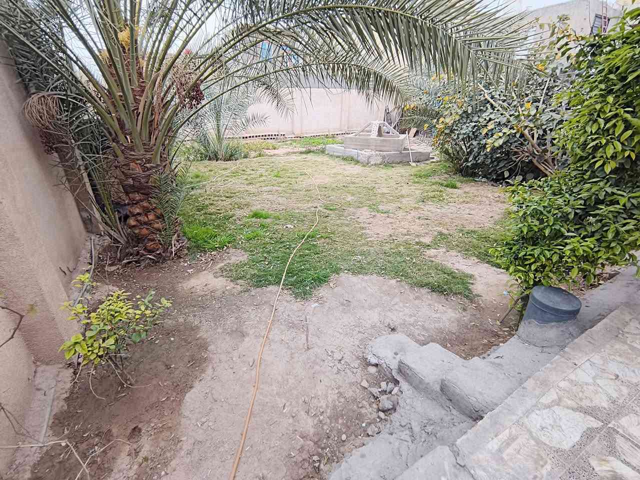 قطعه ارض المساحه الكليه ٣٠٠ اريد ابيع منها ١٥٠ مكانها مقابيل مرور الحسينيه شارع مطعم سمينه القطعه من ضمن البيت السعر ٣٨ وبيها مجال جدا بسيط ملك صرف  سند ٢٥ المنطقه كامله الخدمات
***********
