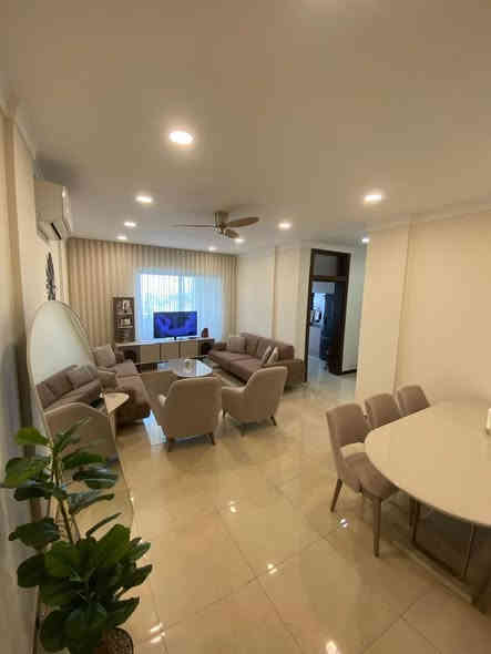 شقة مؤثثة للبيع  - طرفية على الشارع العام 

في مجمع الزهراء السكني / معسكر الرشيد 

 موقع مميز وقريب على مدخل المجمع ط3 بناية 6

مطلة على مشروع غابات بغداد

 تعد فرصة استثمارية جيدة 

مساحة الشقة 160 متر 

تتضمن 3 غرف نوم واحدة منهم ماستر 

استقبال كبير و مطبخ و حمام للضيوف مع بالكون

تحتوي الشقة على 

مطبخ ايطالي متكامل 

سخان ايطالي داخلي 

ومنظومة تبريد مركزي 

ومنظومة غاز مركزي

مع نظام رمي نفايات 

الشقة جاهزة وصالحة للسكن 

تباع مؤثثة فقط مع تحويل القرض العقاري 

السعر الكلي 300مليون 

السعر المطلوب كاش 175 مليون

السعر المتبقي  125مليون يحول على المشتري 

* بالامكان بيعها كاش كامل واني اسدد المصرف 

للتواصل ***********
