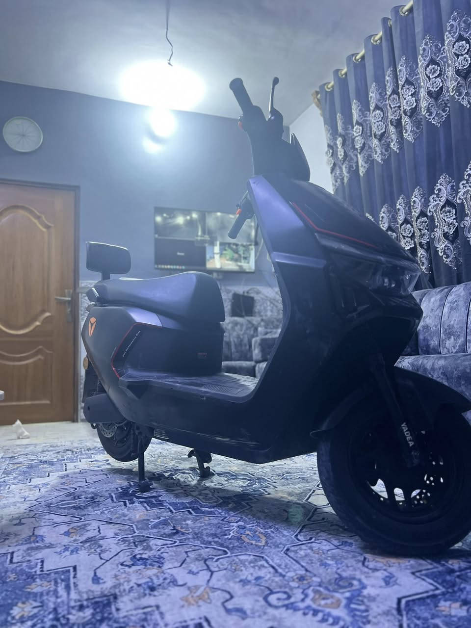 دراجه نوع ياديا  بيها مثبت سرعه و ميزه الرجوع إلى الخلف R الصندوق كهربائي وبيها ثلاث مودات للسياقه ( ايكو -سبورت-والعادي) تقطع مسافه 60k
دراجه مرتبه وبيها ضمان من الوكاله مالتها سنتين إذا عطل لا سامح الله بل بطاريات او الملف بيها تروح الوكاله همه   راح يسولكيا مجانا سعر الدراجه 925
رقمي *********** موجود واتساب وموجود عل خاص
