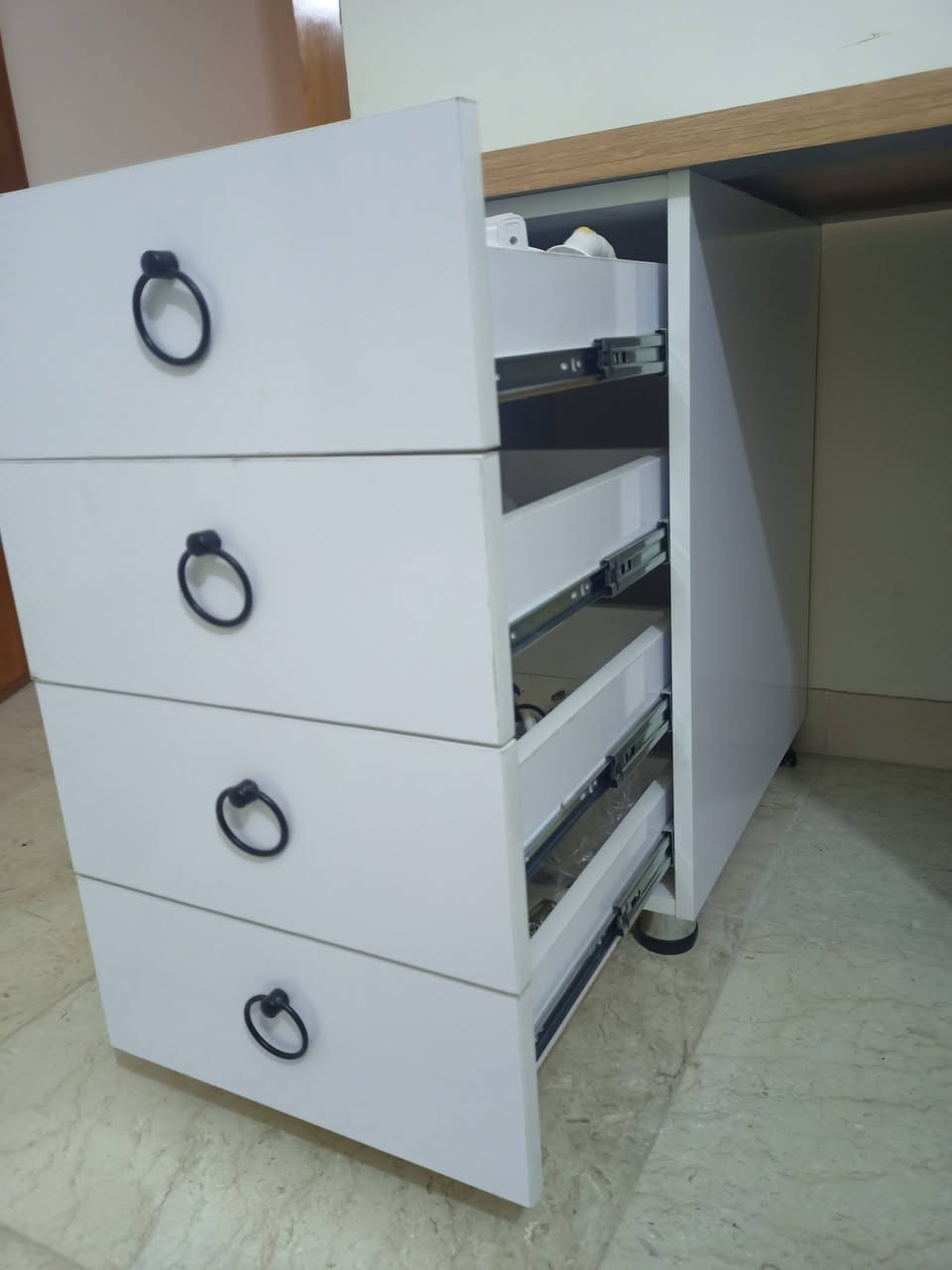 السلام عليكم
كرسي فانتك GC-283
 السعر »250 الف«
ميز تفصال عرض 200 ارتفاع 76 عمق 60 عرض المجرات 40 
السعر »300 الف« 
قبل شهرين مشتريهن وما مستخدمهن لين بيسي ماڪو 😅
مكاني بغداد مشتل توصيل ماڪو 
هـ ***********
