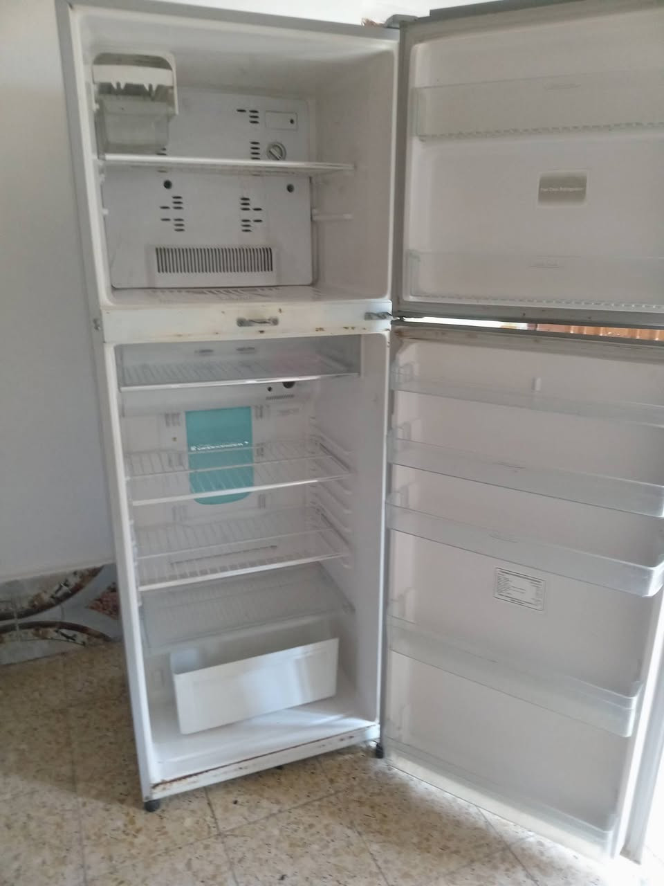 ثلاجه حجم ٢٨ للبيع سعر ١٥٠ شراي يصل على رقم ***********
