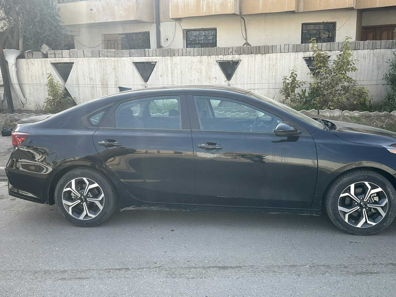 السلام عليكم 
كيا فورتي 2020 للبيع وارد امريكي بدون ايرباك
لو اسود مواصفات محرك 2000 كير AT المرغوب تحديد مسار توقف ذاتي شاشه كامره دواره ماشيه 34 الف حقيقي السعر المطلوب 128 ورقه وبيها مجال 
للاستفسار الاتصال ***********
مكاني بغداد الكرخ حي الجامعه
