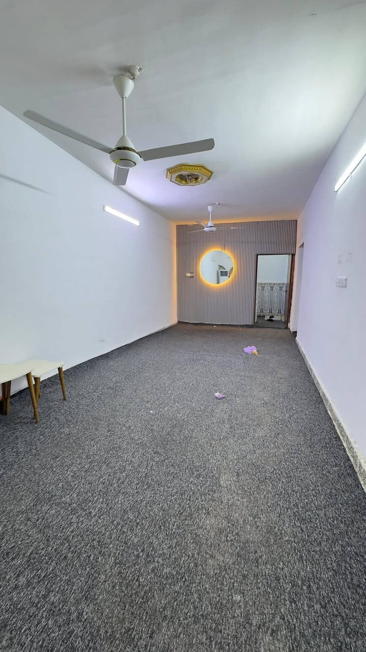 – دار 120م كلاسك للبيع ونظيف جداً
مرتب وجاهز للسكن بدون أي إضافات

البيت فارغ يعني تجيب الغراض وتسكن مباشرةً 

يحتوي على:

▪️ غرفتين نوم (غرفة سويت بالطابق الثاني )

▪️ صحيات عدد 2

▪️ كراج واسع

▪️ مدخلين مستقلين

📍 الموقع: الغزالية - شارع البداله -مربع سعاد النقيب 

📞 للتواصل:

***********
