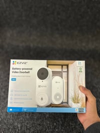 هذا طقم جرس باب فيديو ذكي EZVIZ DB2. يتميز بدقة فيديو 2K عالية الوضوح....