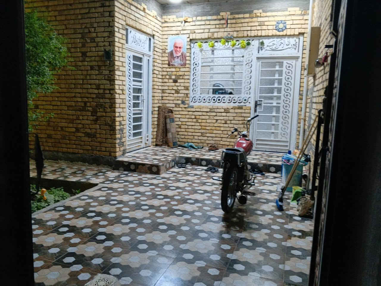 السلام عليكم بيت للبيع ركن بلكوت جديده شارع الصب قريب عل شارع بغداد للاستفسار الاتصال على الرقم ***********
***********
