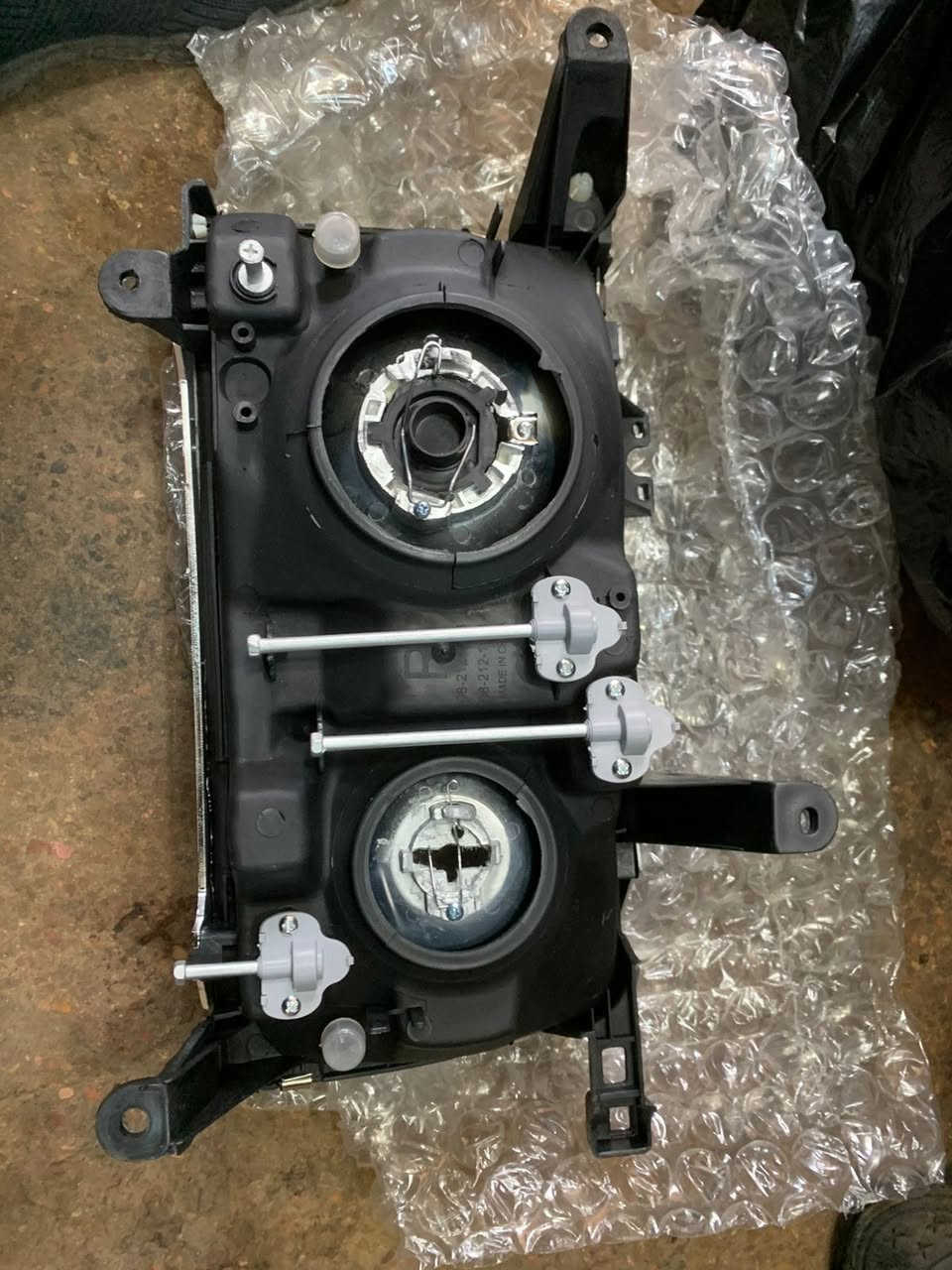 سلام عليكم لبيع غراض لاندكروزر من موديل 1998_2007 كلشي موجود حته هياكل وهذا رقمي *********** _*********** مكاني  بغداد معارض النهضة
