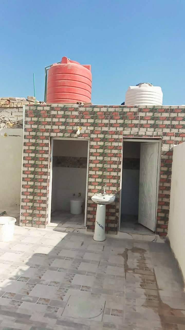 المساحه 200 بصف الركن كهرباء مي بدون ماطور يصعد للتانكي كلش منطقه حلوه وقريبه وبيها خدمات الماء وكهرباء ومجاري ثلاث غرف هول كبير 6+7 استقبال 8 + مطبخ 6+4 مدخل ثلاث أمتار حمامات ثلاث واحد داخلي والغرف كبار ثنين وحده صغيره مال اطفال
بين النهرين قرب جسر الهولندي يم السيطرة مال السجن الصلاحي
*********** ... السعر 75
