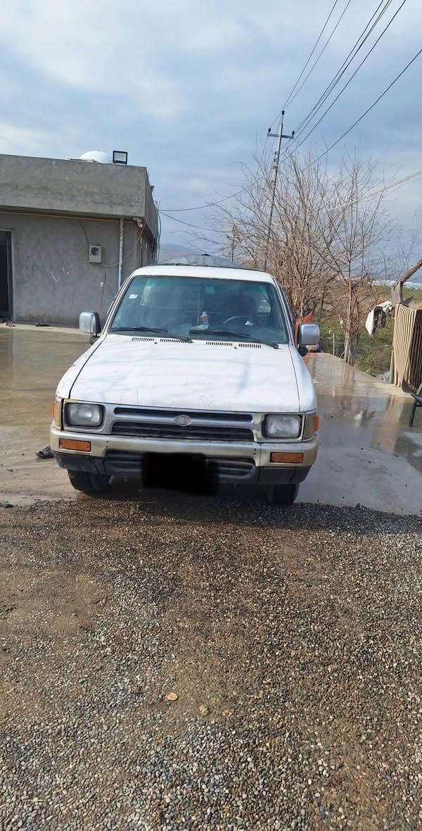 تۆیۆتا پیکاب ١٩٩٠ تاک چوار قولاب سەیارەکە مالی کەسابەتە بی مەسرەفە گیر مەکینەو ئەکسل بەشەرت   سەیارەکە نموونەیە لە هەیکەلو جوانی یەک دینار مەسرەفی تیانیە هەموو گیانی مەزبوتە ئیش ئەکات چوار تایەی لۆکی لە ژیرایە کارەبای مەزبوتە سەیارەکە ئارمە سەیارەکە لە سلیمانیە 
*********** السليمانية, العراق
