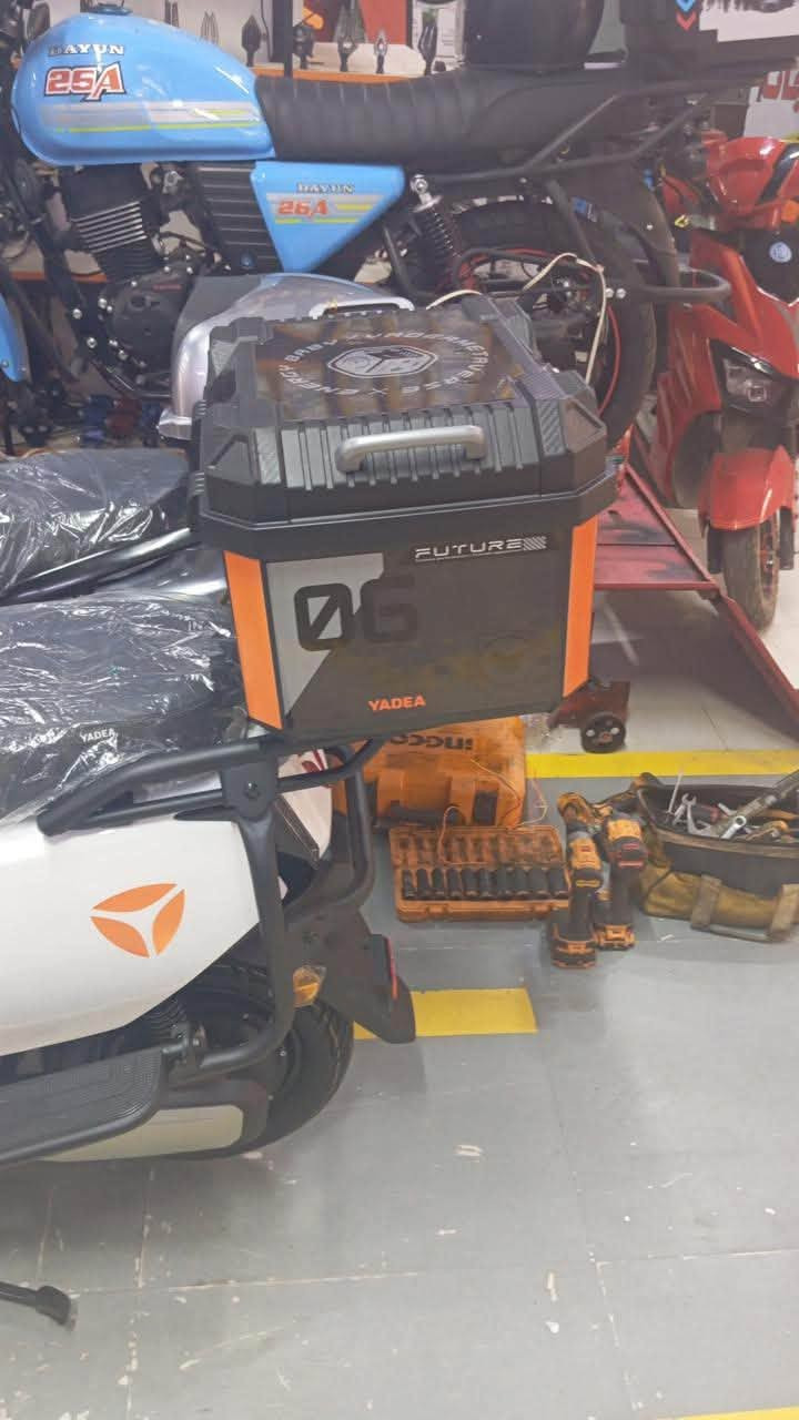 السلام عليكم
دراجه شركة ياديا GT60 

ماخضه من شركة سيزر قبل ٣ اشهر ماشيه 0kمتر 

وهسه ماشيه 1750 ما متعوبه ابد دراجه نضيفه بشكل 

وبيه حساسات مانع انزلاق وحساس استان كهربائي حساس جبلي 

نظام 3سرعات. بيه R. /d 

الشاحنه مالته الاصليه موجوده مال الشركه 

مشموله بالضمان 
ضمان لحد 20 الف كيلو 
ملف 1500
القدره القصوى 2500واط
بطاريه گرايفن
حجم البطاريه 25 امبير / 75 ڤولت
6 بطاريات 
الويل الامامي 12 انج الخلفي 10
سرعتها 64 كيلو متر حقيقي 
الشحنه الوحده تمشيك من 65 إلى 75 k

الدراجه مكانه البلديات ماطالع خارج البلديات بيه ابد بس من البيت  لشغل فقط ما متعبه ابد مخليه عله حالت الوكاله 

مكاني البلديات رقم الهاتف *********** موجود واتساب ورصيد 

الشراي بي خير ويدلل
