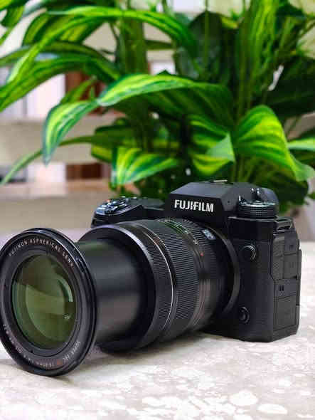 السلام عليكم اخوان
كاميرا فوجي فيلم جديدة حرفيا استخدام 10 ايام باستوديو 
الكامرة والعدسة والهدايا كلهن وياه 
الشتر ما اعتقد واصل فد 300 صورة كلش جديدة الكامرة 
اشتريته بس ما فادتني بالاستوديو وجبت نيكون
المهم 
الكاميرا x-h2
العدسة 16-80 فتحة 4 وياه بالكت 
حزام هدية
حزام يد هدية
ستاند هدية
وبيه لزگة شاشة
السعر موجود كدامك مشتريه بمليونين و800 الف
اريد ابيعه بمليونين ب600 
مكاني كربلاء ورقمي ***********
توصيل اعتذر كلش ما اكدر تجي تشوف وتاخذ وخادمك وكروتك عليه 
اسف عالاطالة ❤️
