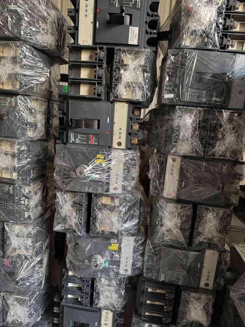 بسم الله الرحمن الرحيم        
السلام عليكم
 ________________
متوفر قواطع وكونتكترات  بمختلف الماركات العالمية (بالة اصلي ) 💯 ‏ ABB + MG + Schneider 🔴كافة الامبيريات⚡️
___________________________________
يوجد توصيل لكافة المحافظات 🚚العنوان : بغداد _الشورجة / عكد النصارى _ خلف جامع ابو التمن 
للاستفسار يرجى مراسلة الصفحة  واتساب او الاتصال ع الارقام التالية ***********هاتف
