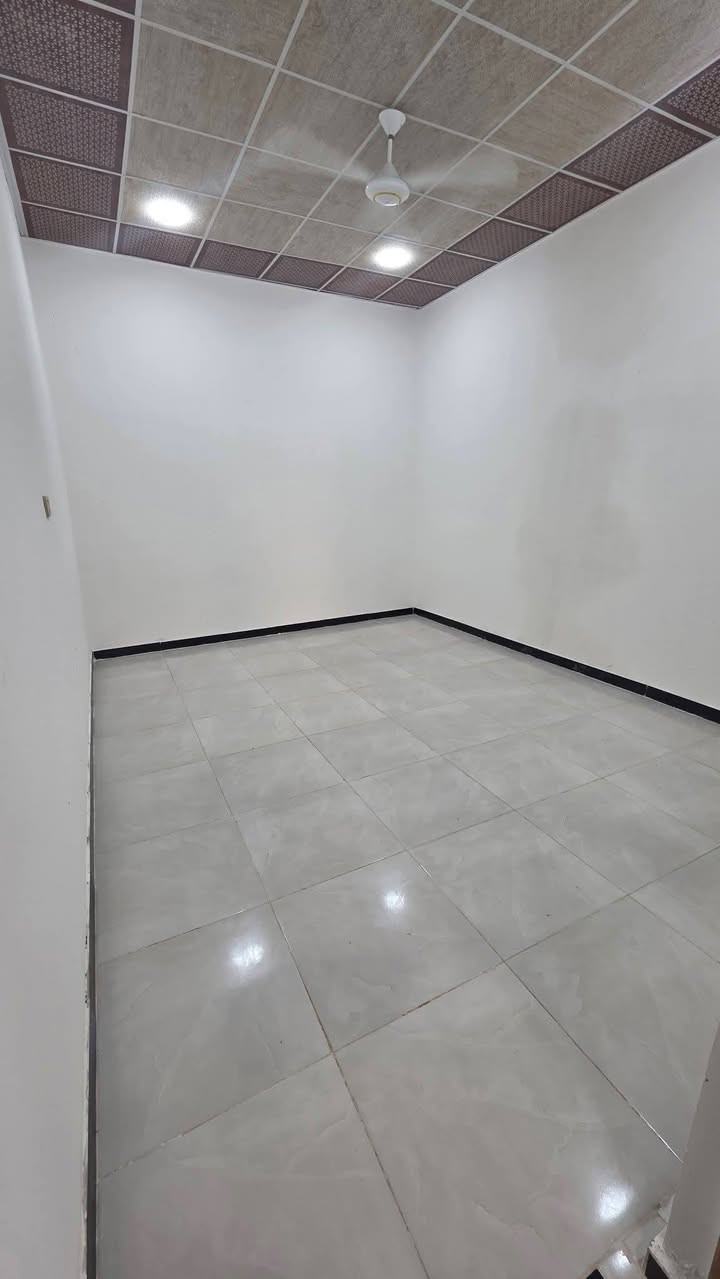 ☎️ *********** ☎️
السلام عليكم واسعد الله اوقاتكم

يتوفر بيت للبيع  
#طابو ملك صرف زراعي عراقي وكاله ونسخه من الطابو  ولملاك موجود حي يرزق

مساحة البناء 160 م
 
 بيت الركن 
يحتوي البيت على 
غرف نوم عدد 2
ديوان 
مطبخ 
صاله 
صحيات داخلي وخارجي
كراج سياره
وحديقه مرتبه 
#البناءجديد 2026 درجه اولى وجاهز من كلشي  منطقه هدوئ ومتوفر بيها جميع  
 الخدمات ماء كهرباء مدارس قريبه 
البيت فارق وجاهز للسكن 
البيت يقع على شارع 10م  اناره الشارع كله

#العنوان : بصره ام النعاج 
مقابيل حي بغداد 
( السعر 90 وبي مجال )

هاتف ☎️ *********** ☎️
