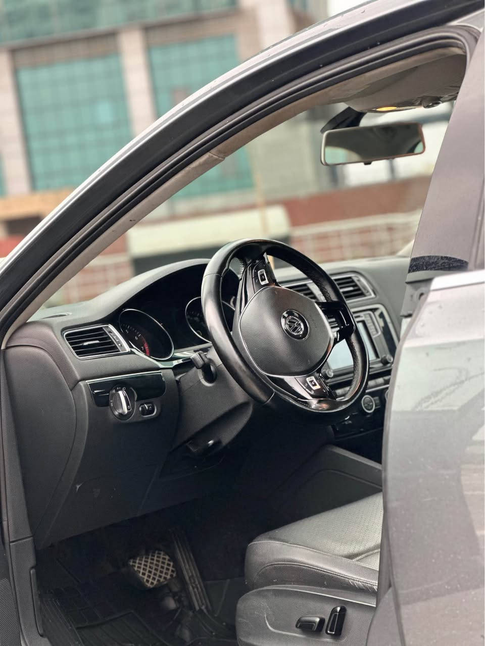 Jetta 2017 1.8 Turbo SEL
مواسه فات SEL فول .. سلایت ، کوشین جلد ، کوشین هیتەر ، جام هیتەر، ئاوێنه هيتەر ئاوینه کاره بای ، ڤوليوم  ، لایتی پێش و دواوه لید LEDبه سمەی سویچ ئاوێنەکان ، شاشه گەوره ، کامێرا ، گێر ) تۆماتیک  + سپۆڕت ) ، فڵچەی جام ئۆتۆیه له کاتی بارانی به لێزمه خێرا دەبێت و له کاتی نمه باران هێواش دەبێتەوه ، دژه خلیسک، گیر و مه کینه ی به شه رته دوکه ل و بوخار و ده نگی نیه  دوو پارچەی سبوغە باقی جێ جێ تەعدیلی تیایە بە شه رت وه ک لوک وایه ، وه رگه ران و برانه وه و ته برید و ته قه و ره قه ی به شه رت  70,هەزاری غه رامه ی له سه ره ، ، توربوی به شه رته و بی کیشه یه ، ئه نتی فریزی تازه گوراوه ، فویل په مپی ئه سلی و قاعیده ی شه ریکه ی له سه ره ، مه سفی به نزینی نوێیه و تازه گۆراوه ، کێش و قوه ت و هه ستان و معه ده لی ما شاء الله ( زور به قوه ته و هه مووی به شه رت پاتری نوئیه ، سه یاره که هه یکەلی ماشاء الله ی ئەوێ بو پرسیار ته له فون مه که هه موو شتێکم نوسیوە ... گورینه وه ناکه م ،
*********** أربيل, العراق
