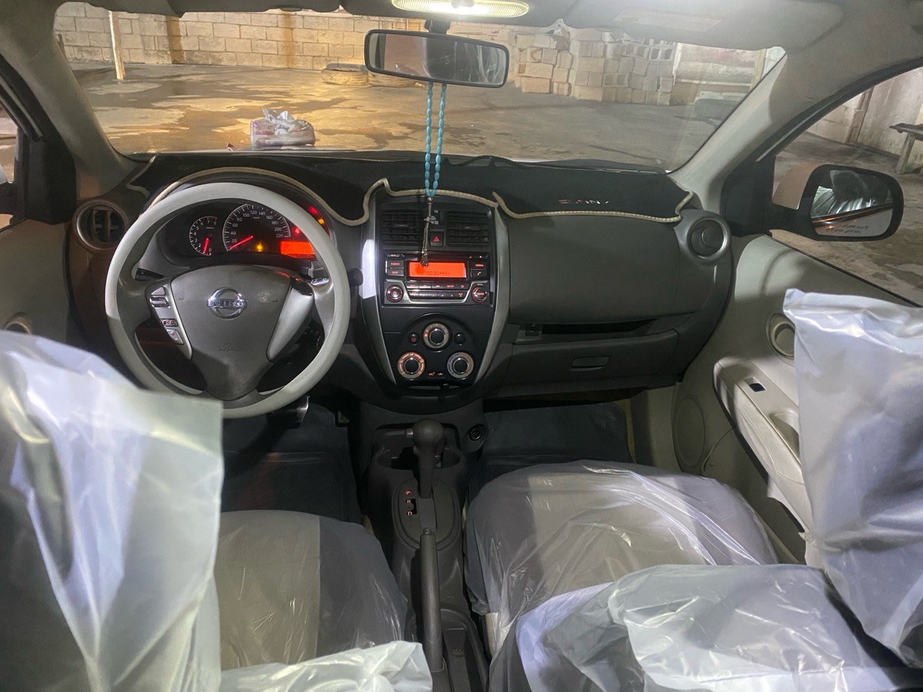 سيارة نيسان جديدة للبيع، بحالة ممتازة، مع بلاستك حماية المقاعد. لونها أبيض وتحتوي على تجهيزات داخلية حديثة. مناسبة للاستعمال اليومي بكفاءة عالية. للاستفسار أكثر، يرجى الاتصال.