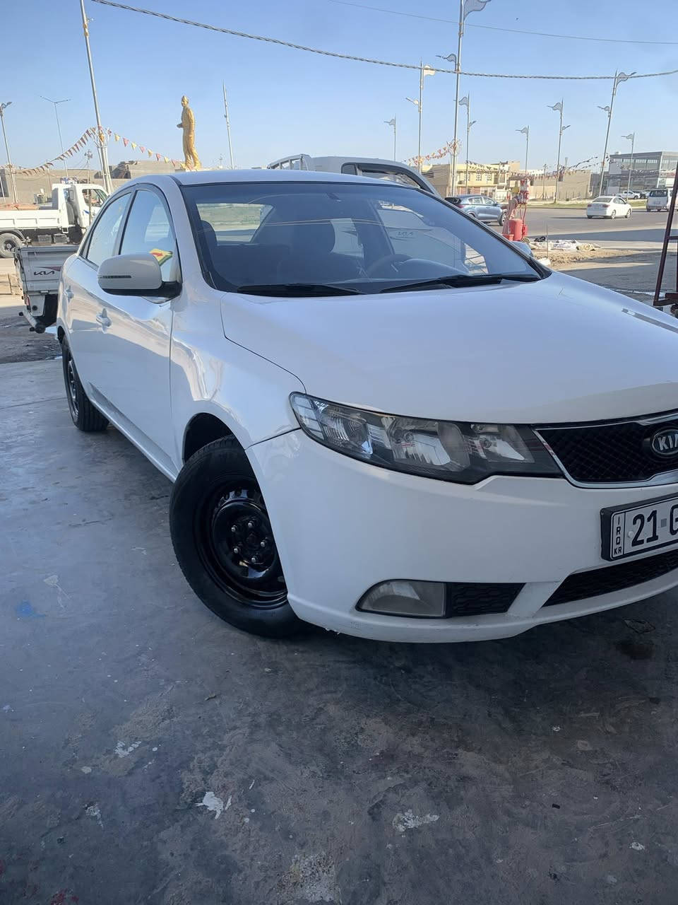 سلام عليكم سيراتو موديل 2011 رقم سلمانيه جديد سنويه جديده هزه جديده شرط التحويل محرك كير مكفوله تخم تاير ويل عادي داخل لونين تبريد + تدفه مكان صويره السعر 88 وبيهة مجال ( مصبوغه حزام ) 
***********
