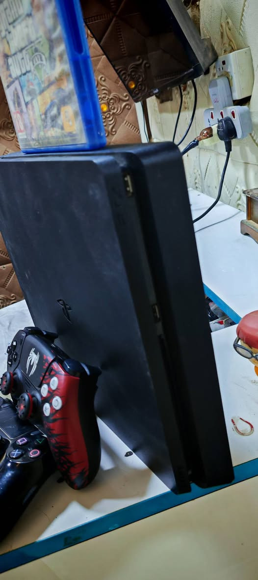 بلي ٤ سلم لوك ستيكر نظيف حيل وياه ٢ جوستك وقرص GTA وقرص طوبه للبيع
السعر ٢٧٥ وبي مجال للاستفسار ***********
