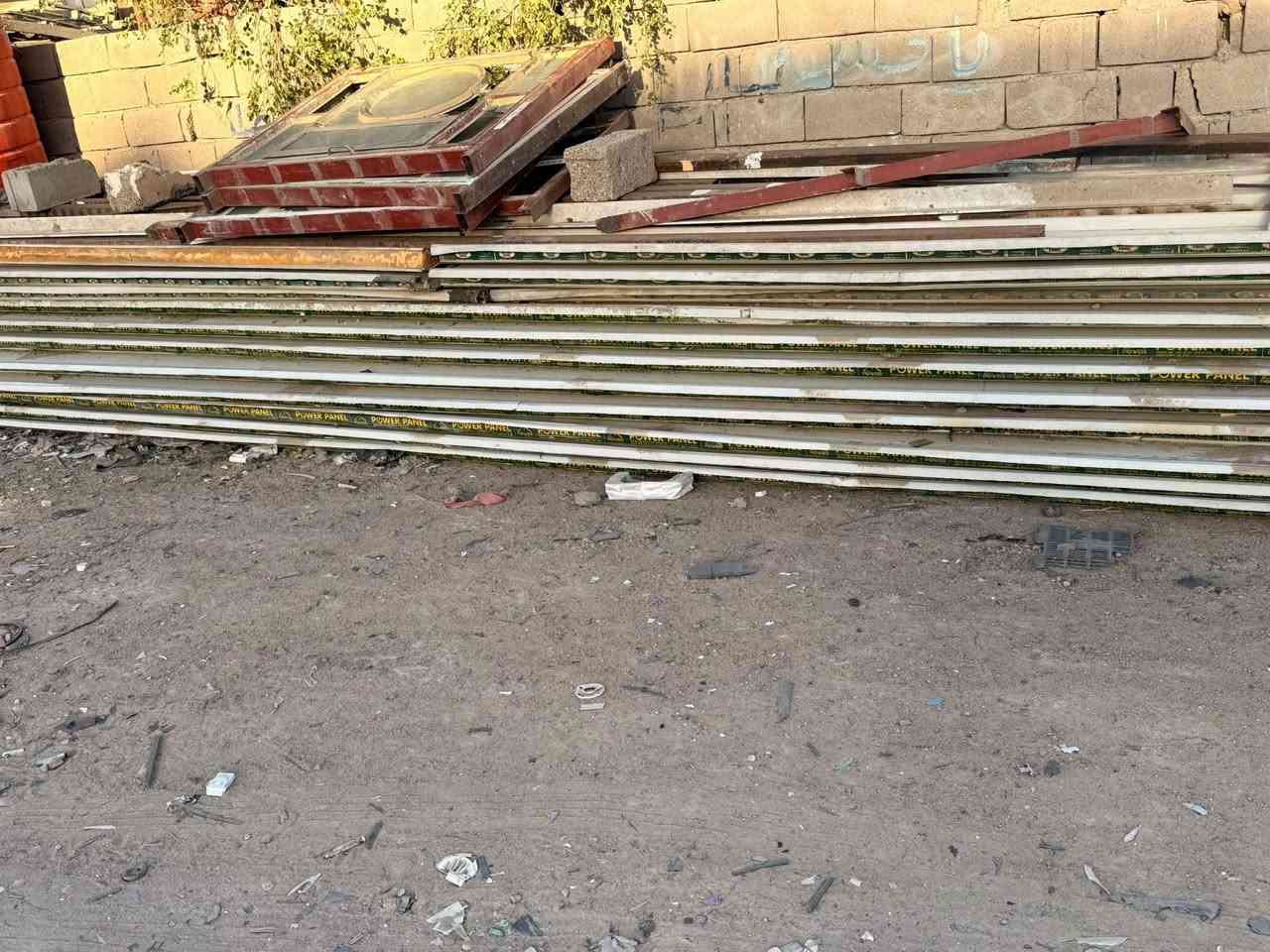 سندويش مستعمل 9 متررالعدد 8 +6الطول 4 ونص متر شخاط17 طول 6 متر هنكلاين العدد 2 طول 6 متر سعر المتر عله 9 الف.   العنوان البصره حي الزيتون رقم الهاتف ***********
