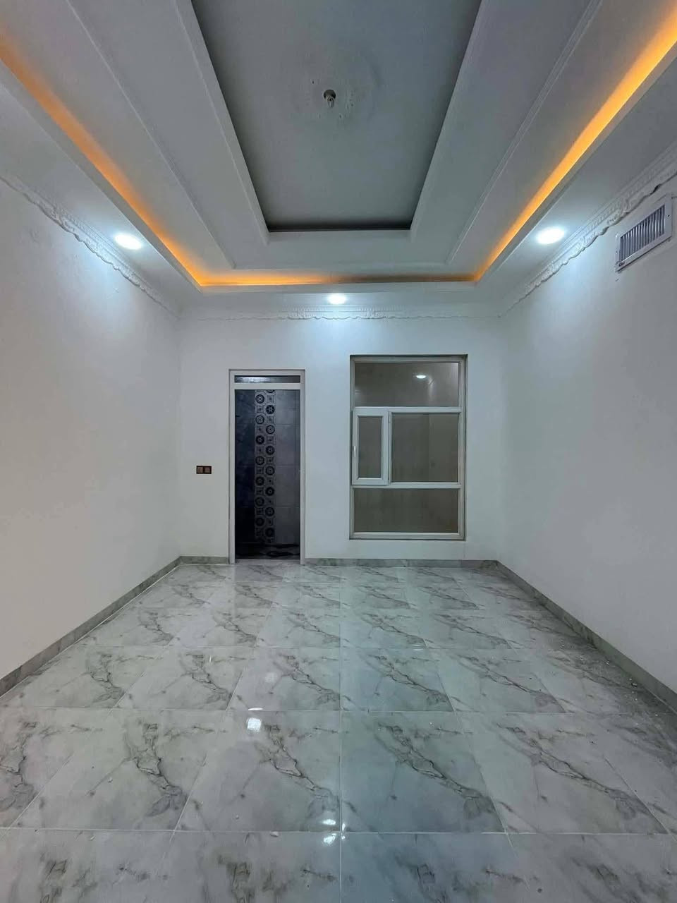 🏡 دار للبيع في حي السماح – الأساتذة
🔹 المساحة: 160 متر  

🔹 الواجهة: 11 متر  

🔹 البناء: حديث – سند طابو زهور (شرط تحويل)  

🔹 مكوّن من طابقين  

الطابق الأرضي:  

كراج + هول + استقبال + مطبخ + غرفتين نوم (سويت) + صحيات  

الطابق الثاني:  

4 غرف نوم (منها غرفة سويت) + هول + صحيات + بيتونة + سطح كاشي  

📞 للاستفسار

***********

***********

📍 عنوان المكتب: حي البكر سايدين الكنيسة مجاور معهد النجاح  

عقارات أرض الملوك
