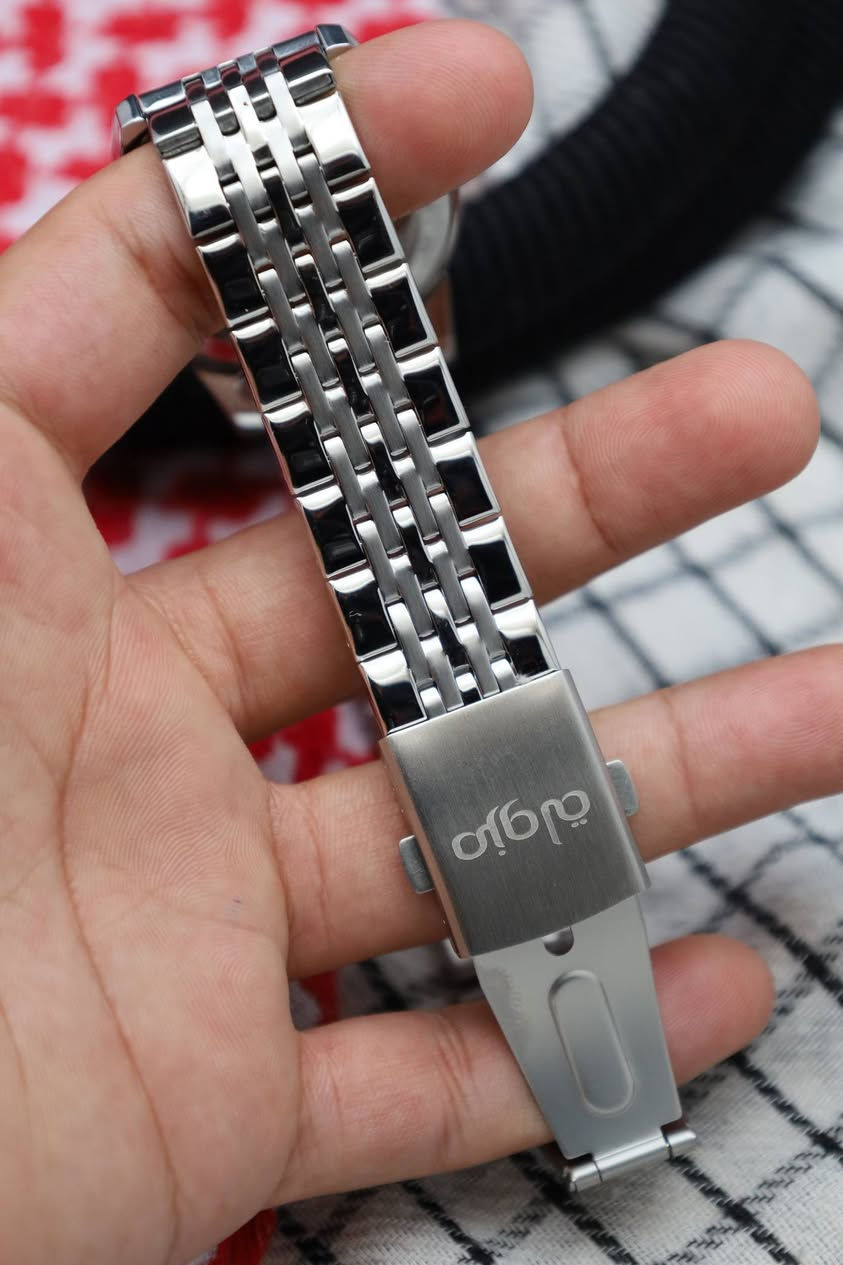 ساعة العگال العراقي
شنو رئيكم بهذا التصميم

مستوحى من الشماغ والعكال وسويناه داخل الساعة 

فولاذ مقاوم ومكينة مايوتا 2035 وزجاج معدني 

والسعر 40 الف بس


**إذا كنت صاحب هذا الإعلان وتريد حذفه لأي سبب، رجاءا أرسل رسالة إلى الدعم الفني**