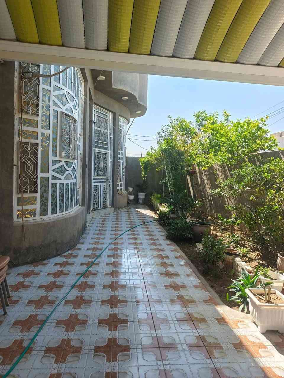 السلام عليكم
  دار للبيع مكان مميز جدا وراقي 
بيت راحت بال وهدوء
طابو زراعي سند25 
نوع البناء //طابوق السقف صب كونكريت بإشراف مهندس مدني
شارع تبليط
بإسم صاحب الارض
تحويل البيت ثاني يوم بعد الشراء
العنوان / /بابل المدحتيه 
المعاره طريق الزوار الوفه الحاده داخل فرع ٨منر 
المساحة//٣٣٦متر 
الواجهه //١٦متر
بناء حديث 
خدمات كامله من ماء وكهرباء وتبليط
السعر/١٨٠وبي مجال
الأثاث من ضمن البيع
تفاصيل البيت طابق واحد
وتكون من
استقبال +كلدور
صاله كبيره جداً
موزع 
عدد الغرف ٢
مطبخ حار وبارد +مطبخ ٣خارج مع صحيات داخليه
منور جانبي مساحةمتر
مجمع صحيات داخليه وخارجيه
طارمه +حديقه
منظومة كامرات 
عرض الشارع ٨متر
البيت كامل وجاهز
البيت موقع حلو وجيد جداً 
بناء حديث 
للاستفسار
مراجعة  مكتب دلالية وائل الهندي 
***********
ابو علي***********
مكتب دلالية وائل الهندي بابل المدحتيه الحمزه الغربي ع شارع 60 قرب سلوان ابو الكاشي مقابيل فرع علي قماره
