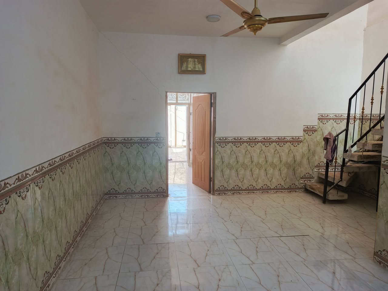 بيت اجار زراعي جبار الحار قرب اسواق ابو زينه غرفه وصله ومطبغ وستقبال يوجد سبلت وكيزر وتانكي وماطور ماء كامل اجار البيت ٢٠٠الف (***********)
