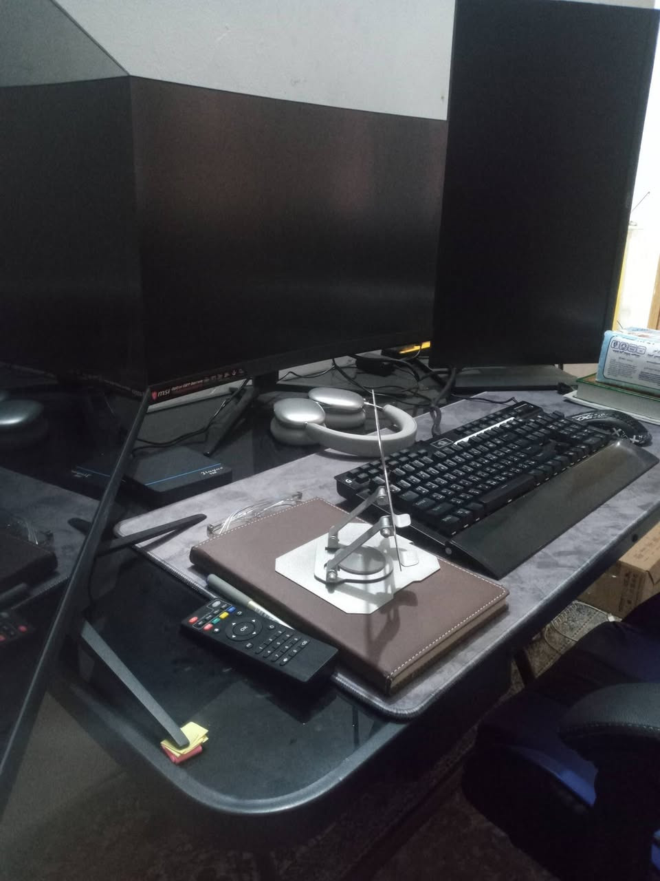 عندي 3 شاشات بمواصفات راقية للبيع بأسرع وقت. الشاشات أخو الجديد، استخدام أسبوع واحد فقط وكلها بكارتونها وملحقاتها كاملة!
🖥️ الشاشة الأولى (Game On):
• الحجم: 27 بوصة
• الدقة: Full HD
• التردد: 120Hz 
🖥️ الشاشة الثانية (MSI):
• شاشة مقوسة (Curved) بمواصفات مرتبة
• الدقة: 2K
• التردد: 165Hz
• سرعة الاستجابة: 1ms
🖥️ الشاشة الثالثة (MSI):
• الحجم: 27 بوصة
• الدقة: 2K
• التردد: 60Hz
 اللي مهتم يراسلني بأسرع وقت! 🚀
***********
