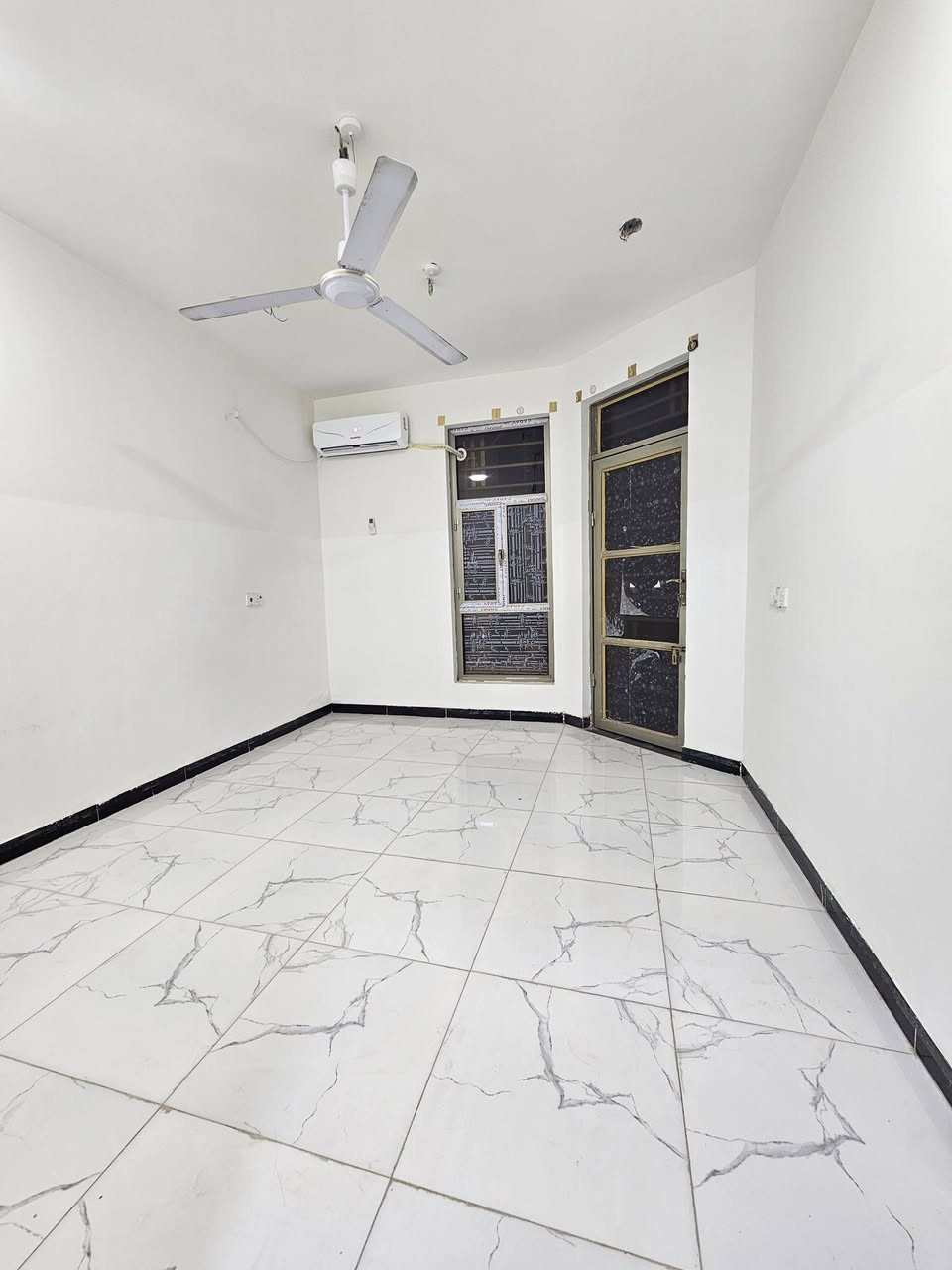 السلام عليكم بيت للبيع في مجمع الرواد السكني مساحة ١٠٨ باقي من القرض ١٠٥ مليون السعر المطلوب ٥٠ مليون بي مجال يتكون من مطبخ واستقبال هول داخلي صحيات خارجية وداخلية غرفتين نوم وحده منهن اللي بطابقة الثاني سويت ***********
